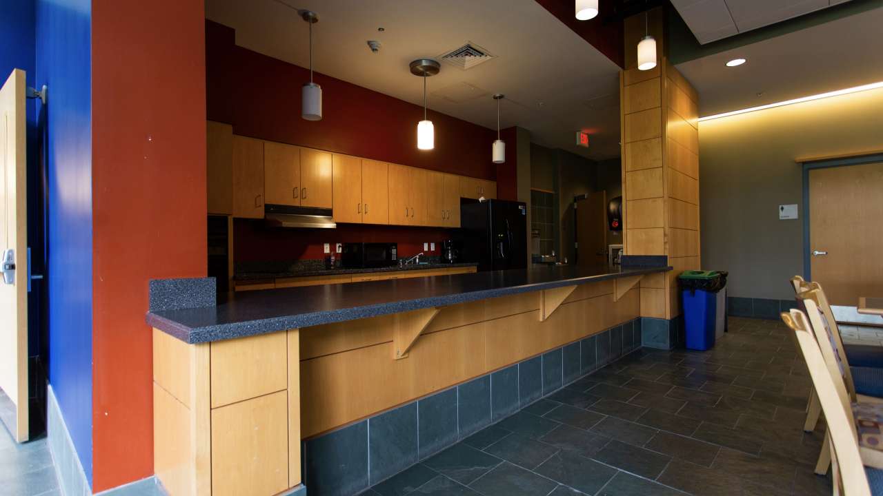 Common area kitchen in One Butler Court